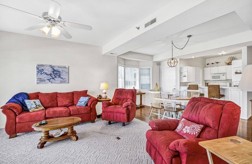 Lakeland Condo | Breathtaking Views - Two Pools - Enclosed Balcony