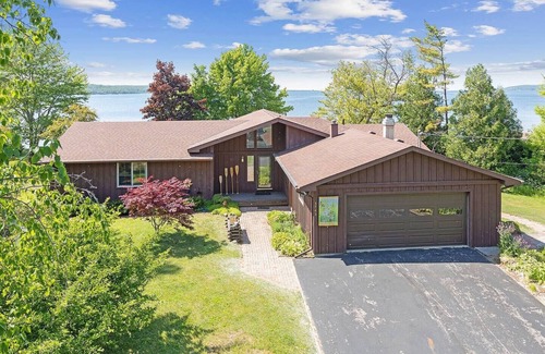 Sturgeon Bay House | Breathtaking views on the Bay! Waterfrontage!