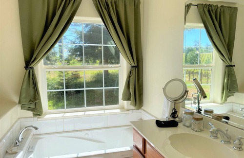 Apple Hill House | Breathtaking Vineyard Views 3 Minutes From Downtown