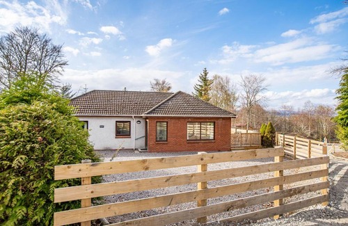 East Lewiston Apartment | Breckland House with Hot Tub