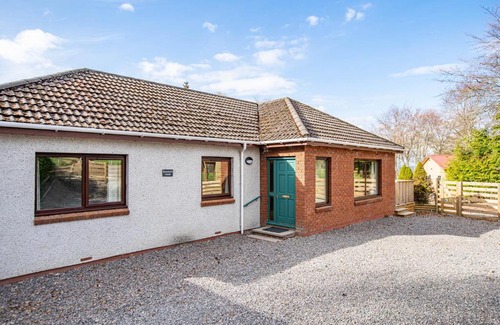 East Lewiston Apartment | Breckland House with Hot Tub