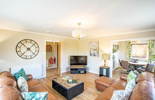 East Lewiston Apartment | Breckland House with Hot Tub
