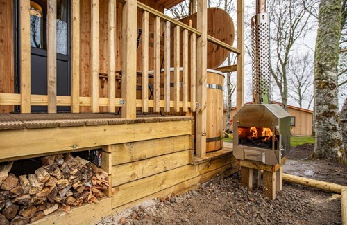East Lewiston Apartment | Breckland Lodge 1 with Hot Tub
