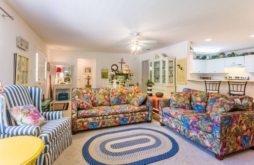 Gulf Shores House | Breeze Blu Inn Fenced yard, Pups Welcome, Beautiful ,Peaceful, Perfect location.