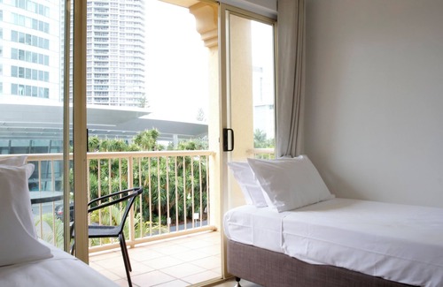 Surfers Paradise Hotel | Breeze Inn