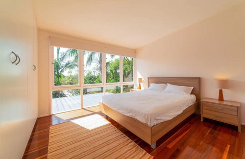 Balmoral House | Breezy 4 Bedroom Queenslander in Balmoral