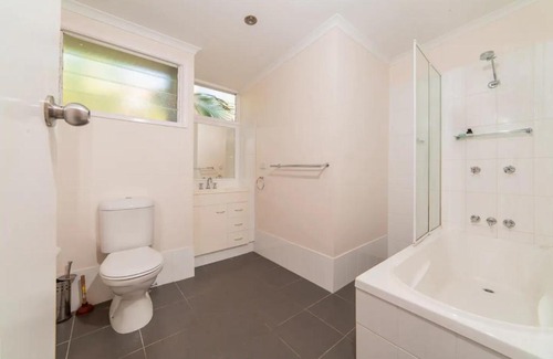 Balmoral House | Breezy 4 Bedroom Queenslander in Balmoral