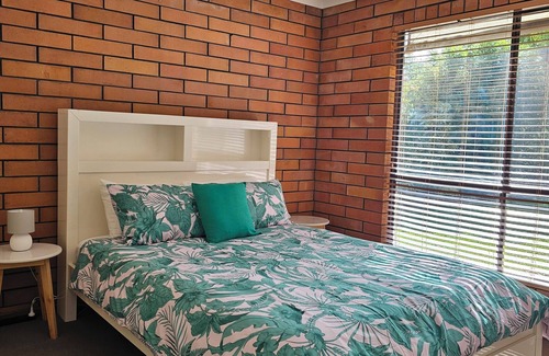 Point Vernon House | Breezy Banksia - Home away from Home - 300m to Esplanade + pet friendly