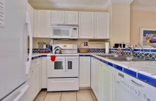 Bahama Village House | Breezy Bungalow by AvantStay Close 2 Zachary Taylor State Park Beach w Shared Pool Week Long Stays