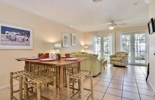 Bahama Village House | Breezy Bungalow by AvantStay Close 2 Zachary Taylor State Park Beach w Shared Pool Week Long Stays