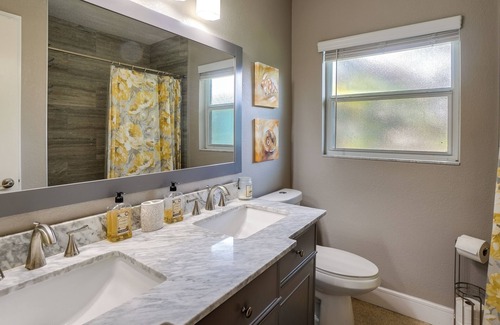 Ozona House | Breezy Florida Retreat w/ Patio, Grill & Fire Pit!