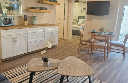 Memphis House | Breezy Loft at Palmetto, FL.