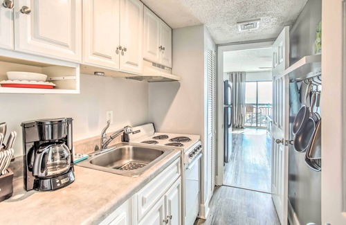 Myrtle Beach Apartment | Breezy Myrtle Beach Condo w/Balcony & Views!