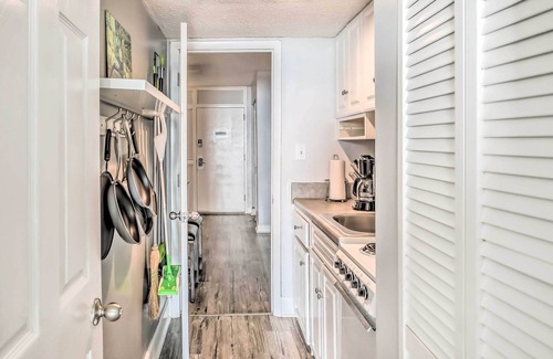 Myrtle Beach Apartment | Breezy Myrtle Beach Condo w/Balcony & Views!