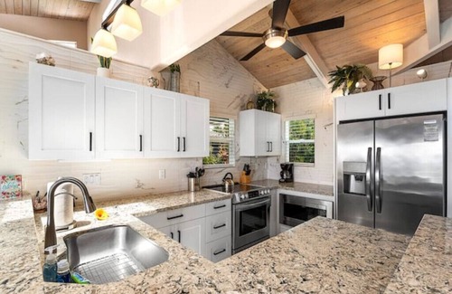 Kailua-Kona House | Breezy Pool Oasis 5BR AC Ocean Views 5min to Beach