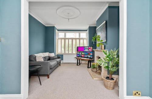 St. Margarets and North Twickenham House | Breezy Richmond Home