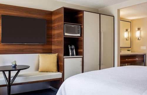 Diamond Head - Kapahulu - St. Louis Hotel | Breezy Waikiki Stay – Partial Ocean Views & Pool Access | Hilton Garden Inn