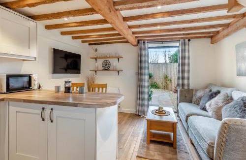 Highbridge House | Brent Cottage - Uk48889