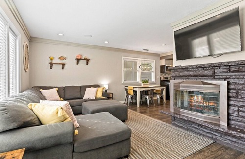 Wauwatosa House | Brew City Game Room Fenced Yard Sleeps 13