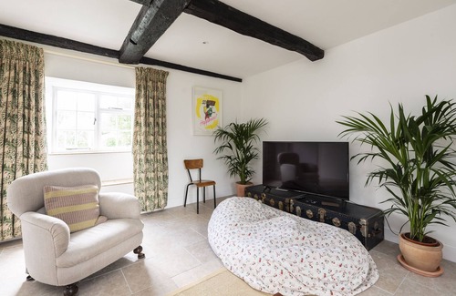 Yeovil Apartment | Brew House Cottage is a charming semi-detached former Estate cottage.
