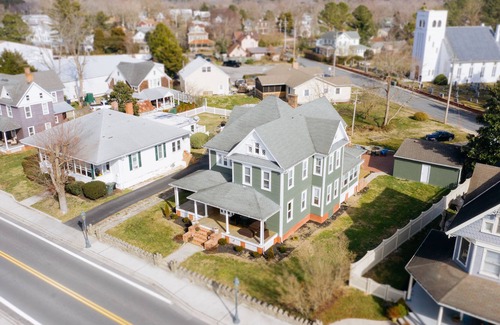 Berlin House | Brewhouse on Main - sleeps 10 - walk to downtown shops / bars / town events.