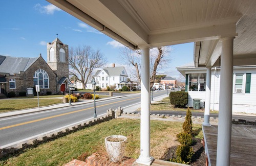 Berlin House | Brewhouse on Main - sleeps 10 - walk to downtown shops / bars / town events.