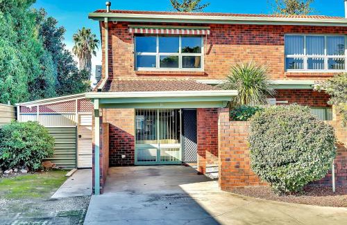 Glenelg North House | 'Brick Tides' Experience the Serene Glenelg North