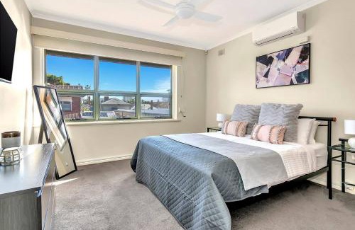 Glenelg North House | 'Brick Tides' Experience the Serene Glenelg North