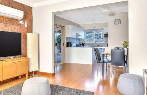 Glenelg North House | 'Brick Tides' Experience the Serene Glenelg North