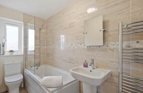 Maidstone House | BridgeCity 4 bedroom house with parking in Maidstone Town