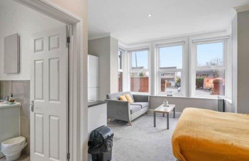Maidstone Apartment | BridgeCity Lovely Studio Flat Free Parking in Maidstone