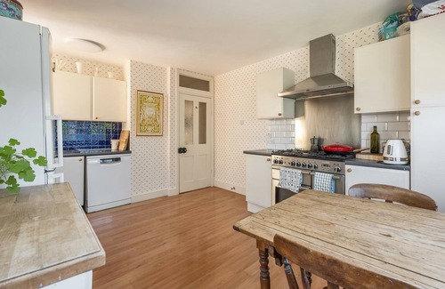 Walthamstow Apartment | Bridgerton inspired 1 bed apartment, 5 mins to Walthamstow village and tube.