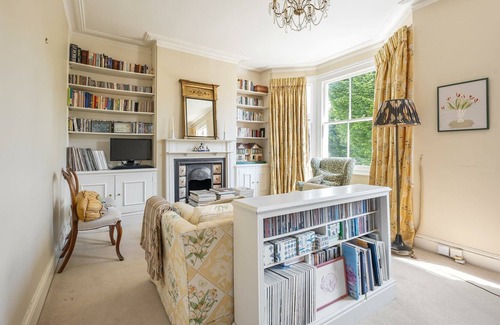 Walthamstow Apartment | Bridgerton inspired 1 bed apartment, 5 mins to Walthamstow village and tube.