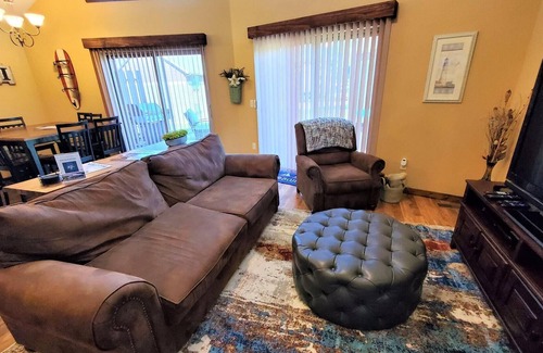 Arnolds Park Villa | Bridges Bay Vacation Cabin 25