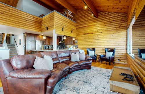 Mammoth Lakes Condo | Bridges Townhome 11 Pet-Friendly Deluxe Townhome with Private Hot Tub and Stones throw to slopes by RedAwning