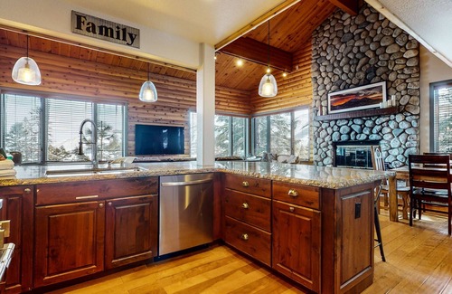 Mammoth Lakes Condo | Bridges Townhome 11 Pet-Friendly Deluxe Townhome with Private Hot Tub and Stones throw to slopes by RedAwning