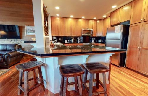 Mammoth Lakes Condo | Bridges Townhome 9 Deluxe, Mountain View Townhome with Private Decks and Washer Dryer, Walk to Slopes by RedAwning