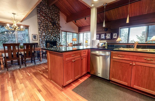 Mammoth Lakes Condo | Bridges Townhome 9 Deluxe, Mountain View Townhome with Private Decks and Washer Dryer, Walk to Slopes by RedAwning