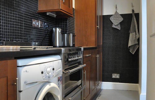 St. Helen's Apartment | Bright 1 BDR Flat Perfect for City Getaway