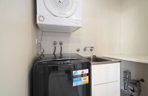 Wentworth Point Apartment | Bright 2-Bed Apartment Near Wentworth Point Sights
