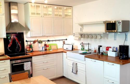 Munchen District Apartment | Bright 2-BedRm 2-BathRm, by ICM Exhibition Center, direct Metro-SBahn or drive 15 min to City Center, free Parking, Balcony