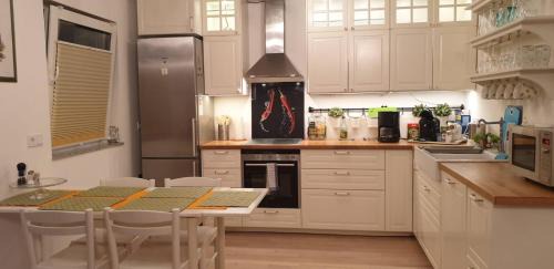 Munchen District Apartment | Bright 2-BedRm 2-BathRm, by ICM Exhibition Center, direct Metro-SBahn or drive 15 min to City Center, free Parking, Balcony