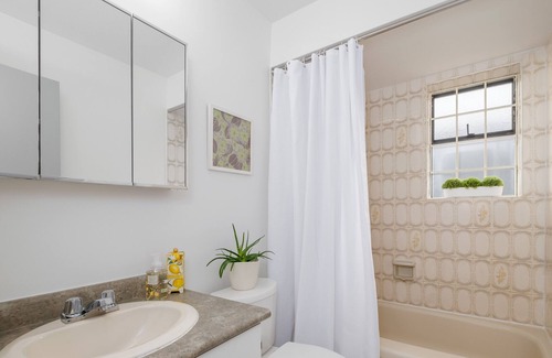 Grandview-Woodland House | Bright 2 bedroom Commercial Dr area