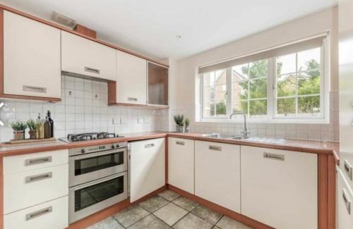 Trinity Apartment | Bright 2-Bedroom Family Flat, Wimbledon
