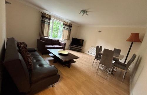 Trinity Apartment | Bright 2-Bedroom Family Flat, Wimbledon