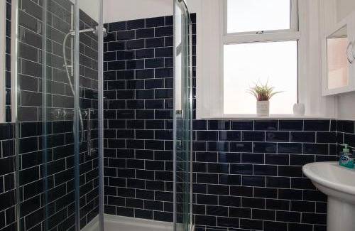 Southsea Apartment | Bright 2 bedroom in Southsea. 8 min walk to seafront
