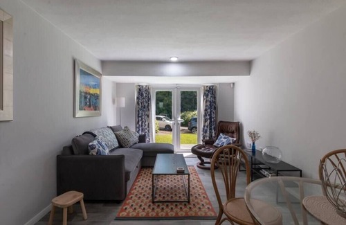 Crawley Apartment | Bright 2BD Maisonette Near Gatwick Airport