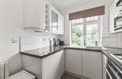 Coulsdon West Apartment | Bright 2bed flat near station - COU A