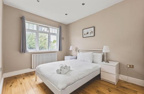 Coulsdon West Apartment | Bright 2bed flat near station - COU A