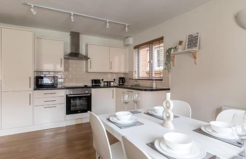 Crawley Apartment | Bright 2BR Apartment - 2 Free Parking Spaces - Near LGW Airport